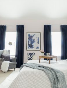 قدم سوم دکوراسیون داخلی برای بالای تخت، دکوری مدرن با اشکال هندسی در نظر گرفته شده و با فرش پشمی و گرم و پرده‌های کلاسیک فضا را تعدیل کرده است.