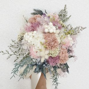 تزیین دسته گل عروس با گل خشگ ماندگار است و استفاده از گل حشک برای تزیین خانه