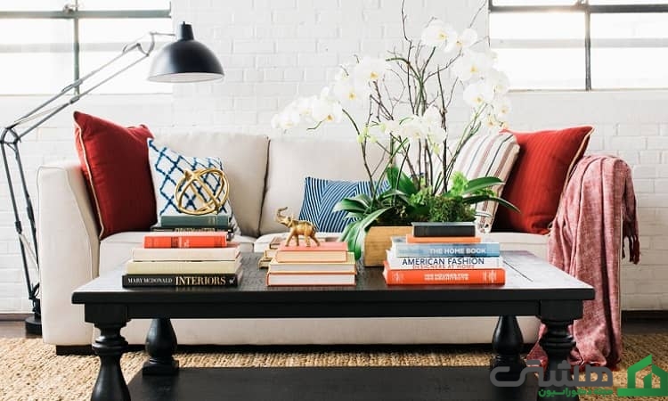 تزیین میز جلو مبلی در اتاق نشیمن