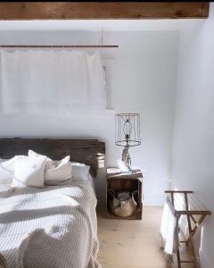 برای داشتن اتاق خواب شیک از وسایل چوبی و روستیک استفاده کنید