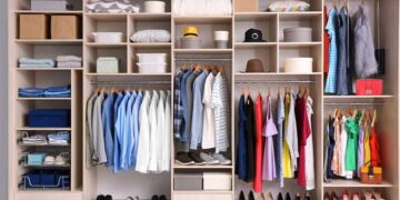 ۱۳ تکنیک و ایده مرتب کردن کمد لباس [ترفند ها و راهکارها] + در کمترین زمان