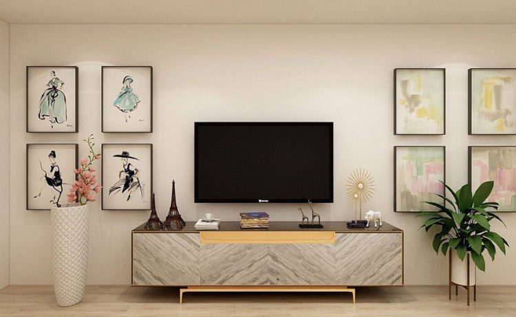 چیدمان گل طبیعی کنار تلویزیون