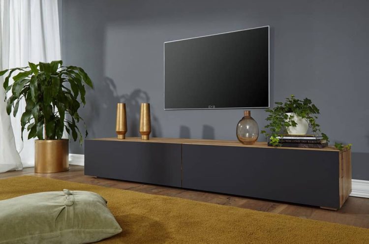 چیدمان گل طبیعی کنار تلویزیون