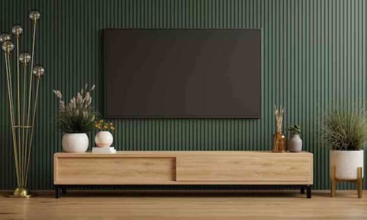 چیدمان گل های طبیعی کنار تلویزیون