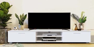 چیدمان گل طبیعی کنار تلویزیون