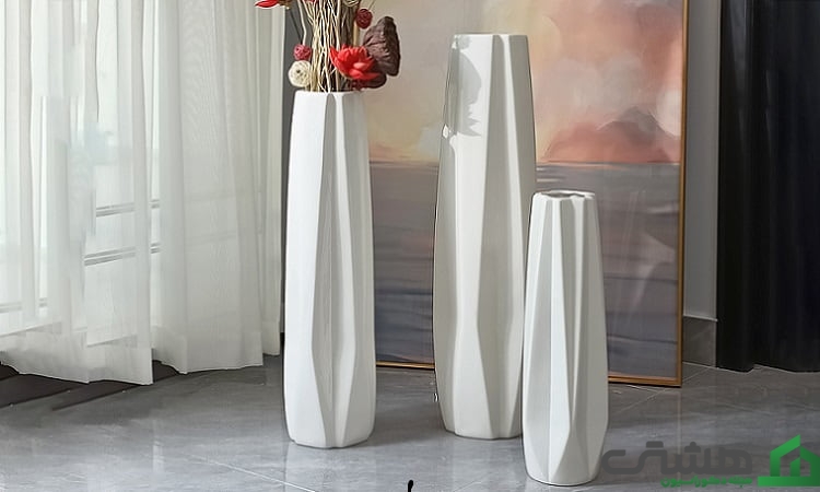گلدان کنار سالنی بزرگ سفید