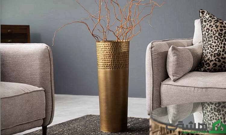گلدان کنار سالنی فلزی طلایی